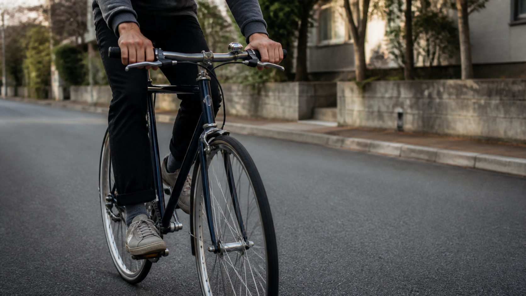 Persona equilibrándose en una bicicleta